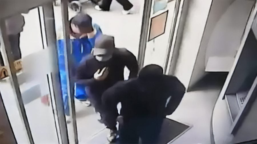 La banda di rapinatori entra in banca