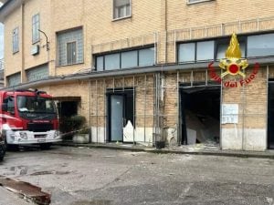 Bomba contro agenzia funebre a Cava de’ Tirreni, il boato sentito a chilometri