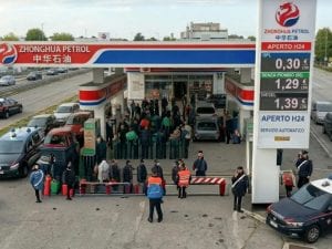 Napoli, il distributore di benzina cinese low cost a Fuorigrotta è una bufala