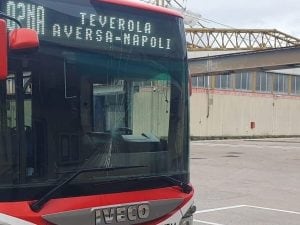 Automobilista spacca il vetro del bus a Melito: la strada era stretta ma voleva passare per primo