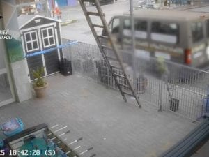 Caivano, il video della sparatoria in scooter: 3 arresti, i clan di Scampia puntano alla droga del Parco Verde