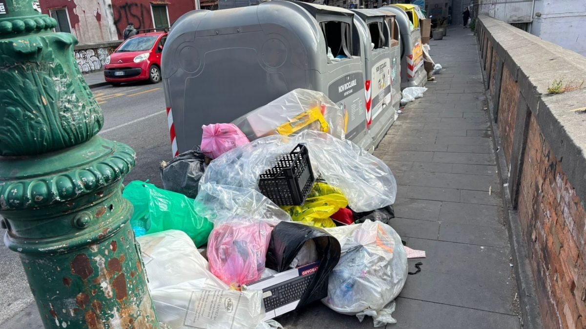 Le nuove campane della raccolta dei rifiuti indifferenziati danneggiate / foto Fanpage.it 21–04–2026