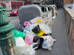 Corso Vittorio Emanuele, campane dei rifiuti nuove distrutte in 24 ore: tagliate le bande anti-vandalo