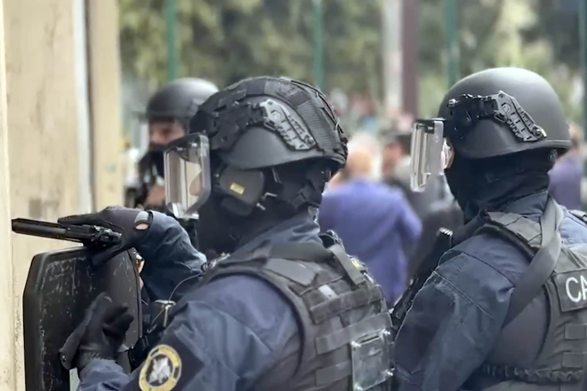 I carabinieri dell’aliquota antiterrorismo in piazza Medaglie d’Oro a Napoli (foto da LaPresse)