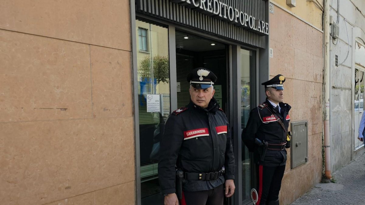 I carabinieri presidiano la filiale del Credito Popolare sotto attacco