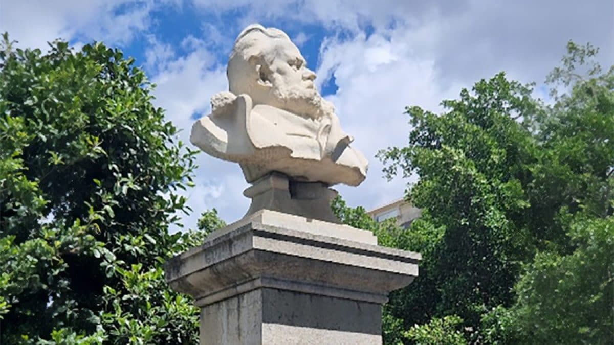 Il busto a Carducci in Villa Comunale