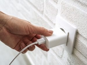 Rissa per il caricabatterie a Casoria, tre fratelli si affrontano a colpi di tegole e coltelli: arrestati