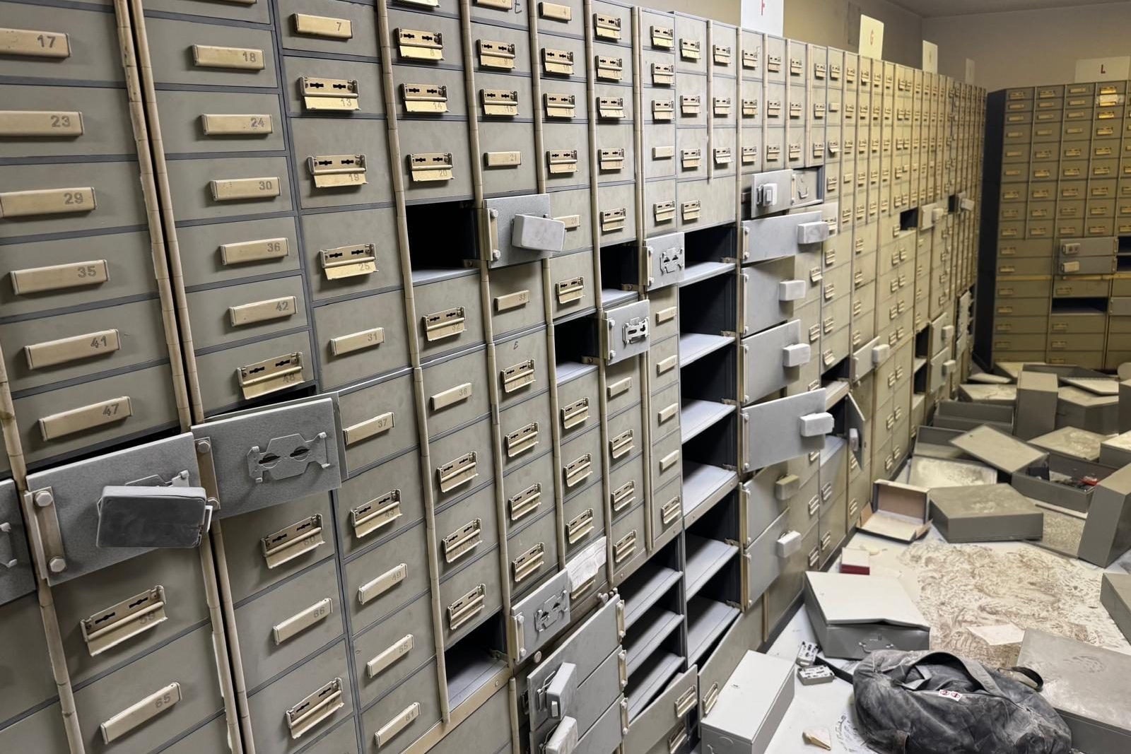 Le cassette di sicurezza razziate al Credite Agricole