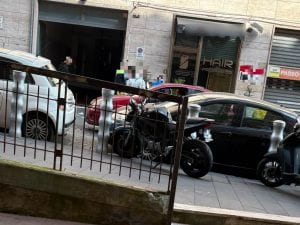 Rapina in banca a Napoli, controlli a Salvator Rosa: si cerca il punto di uscita dei rapinatori