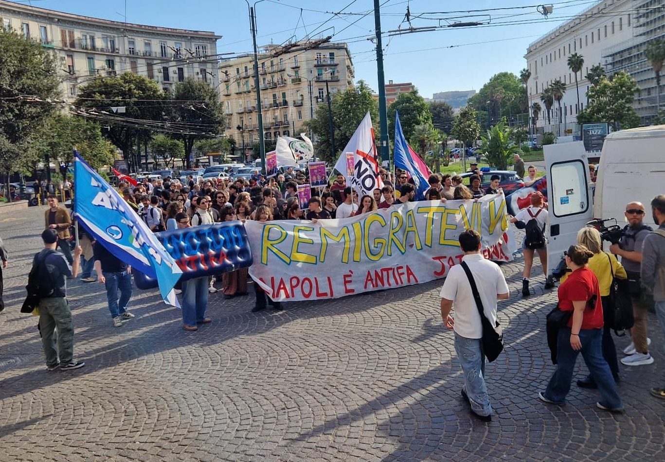 La contro–manifestazione anti–remigrazione a Napoli / Fanpage.it