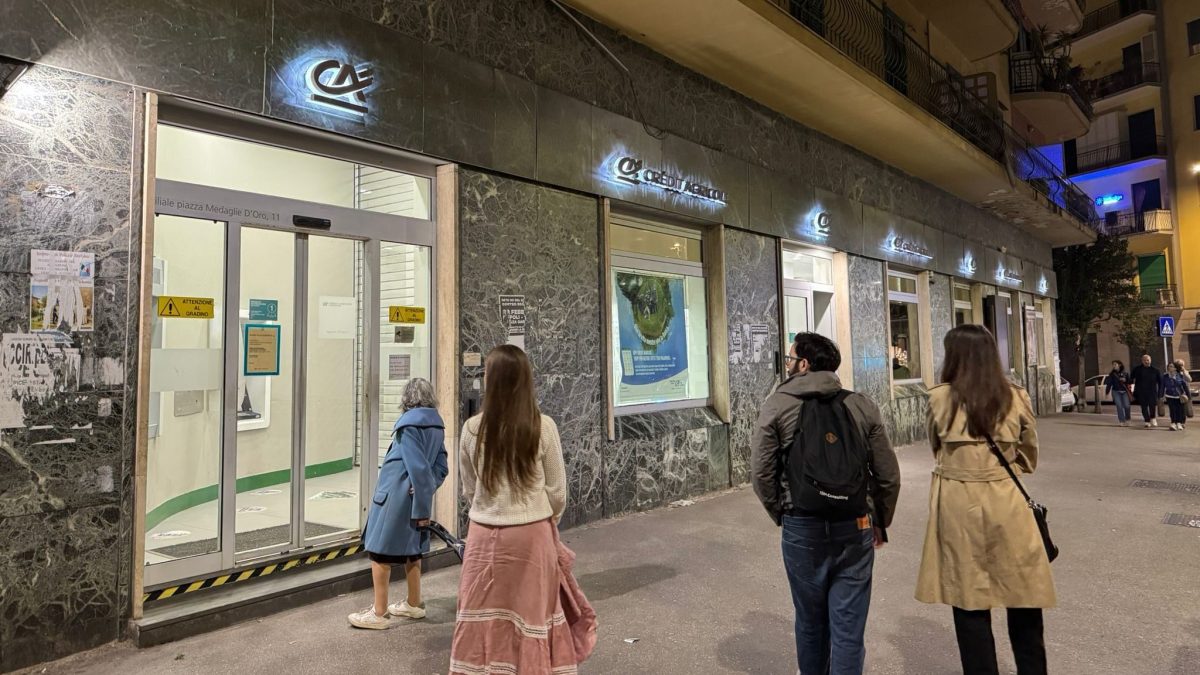 La vigilanza notturna alla filiale della banca Credit Agricole di piazza Medaglie d’Oro / Fanpage.it