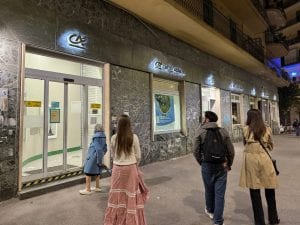 Napoli, alla Credit Agricole vigilanza anche notturna dopo la rapina, oggi riapre. L’istituto: “I banditi erano 9”