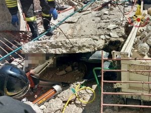 Crolla solaio di una palazzina a San Felice a Cancello, tre operai feriti: uno di loro estratto dalle macerie