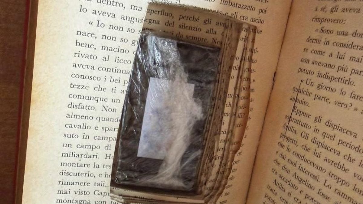 La droga nascosta all’interno di un libro a Benevento