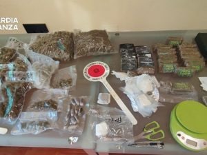 Droga spedita per posta in tutta Italia, la base era a Napoli: 10 chili sequestrati, due arresti