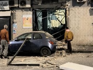 Esplosione nella notte a Fuorigrotta: distrutto un salone di parrucchiere, danni a due locali in via Nino Bixio