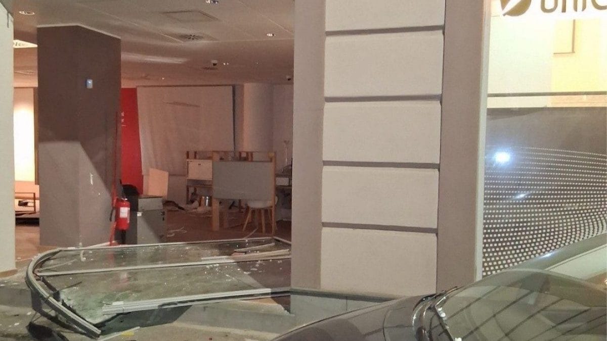 Il tentato furto in banca a Frattamaggiore (Foto: Istituto di vigilanza Prestige)