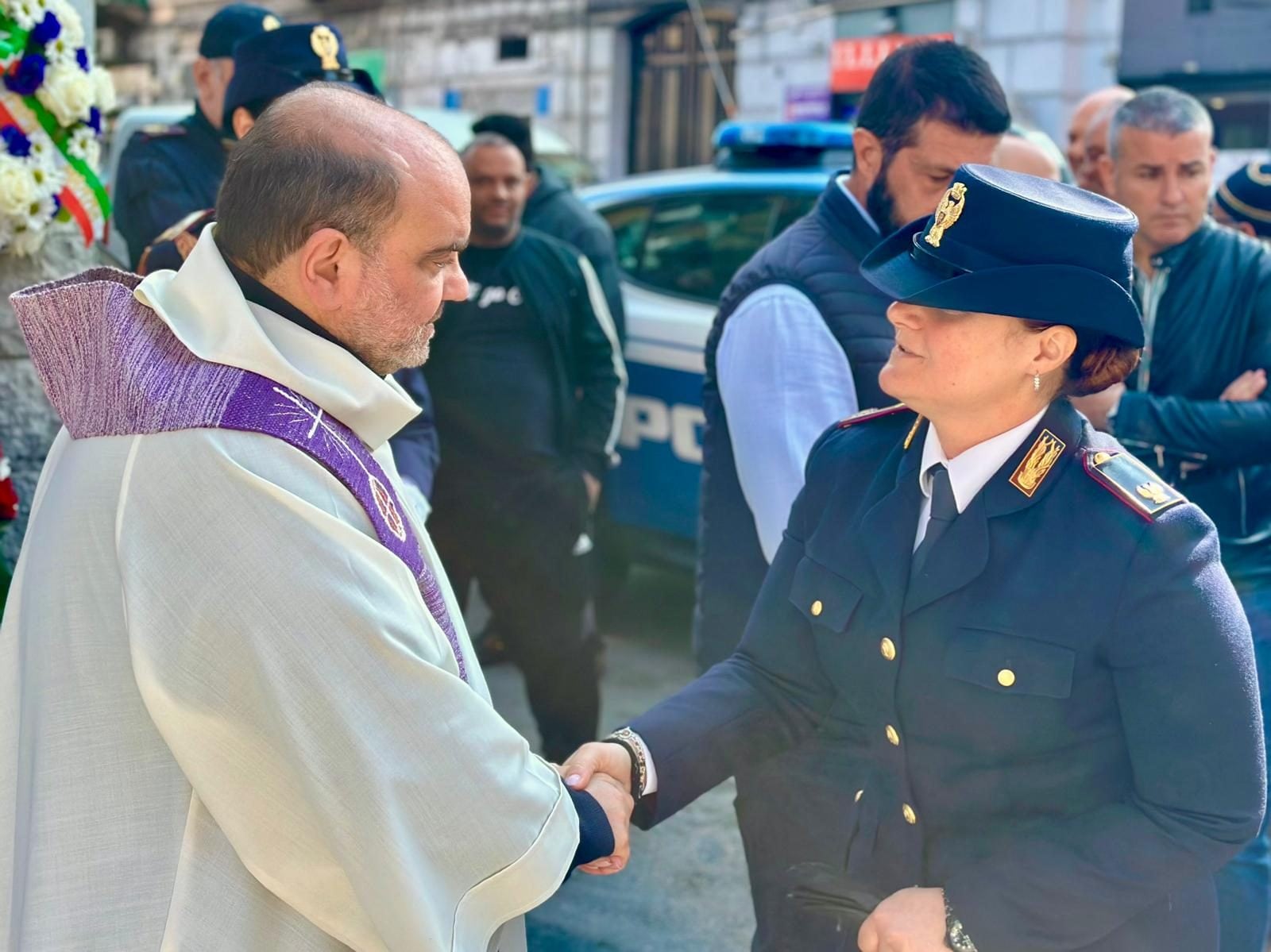 Giuliana Ghidotti, la moglie di Lino Apicella, e don Vincenzo Cozzolino