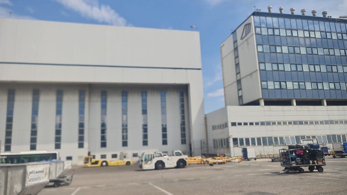 Le due palazzine oggetto di riqualificazione: a sinistra il futuro Terminal Baia 1, a destra il prossimo hotel