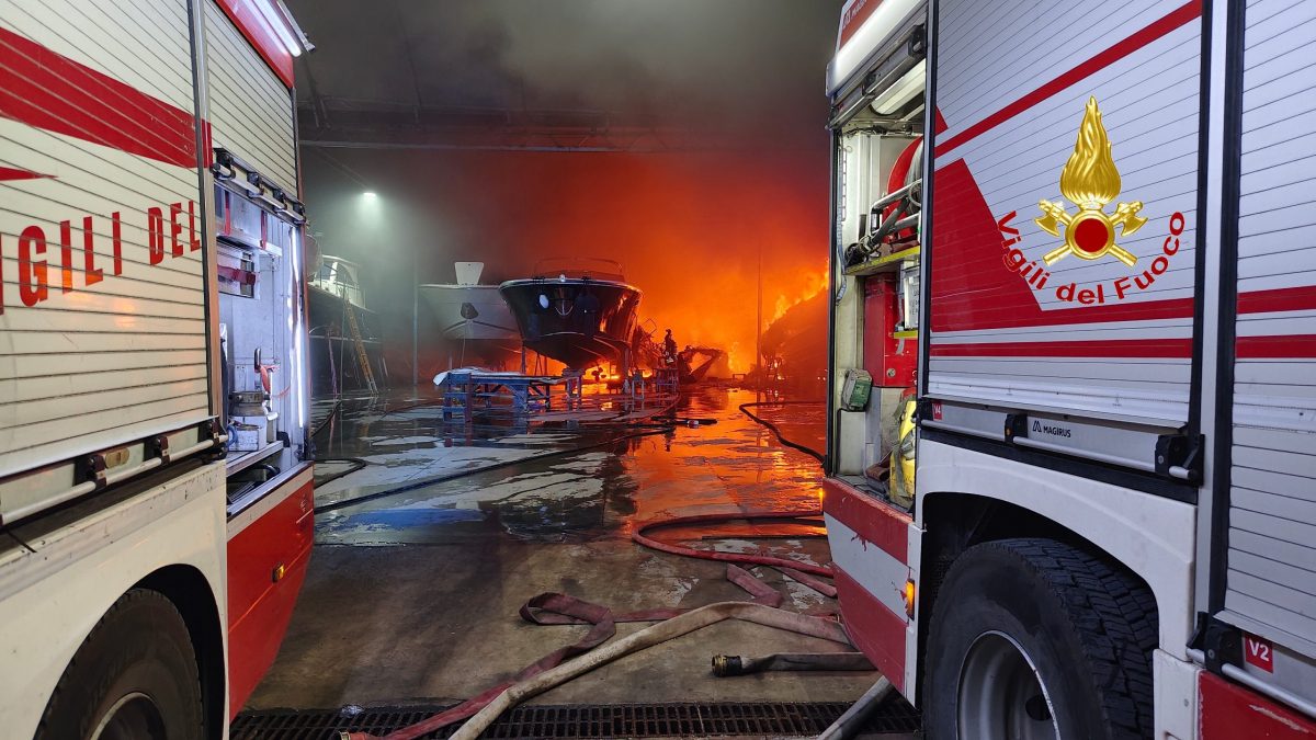 L’incendio nel capannone di Castel Volturno (Caserta)