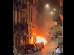 Incendio all’esterno della pizzeria Da Michele a Napoli, auto avvolta dalle fiamme: paura ma danni lievi