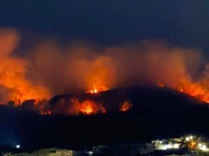 Grosso incendio sul Monte Epomeo a Ischia, fiamme vicino alle case: domato dai pompieri