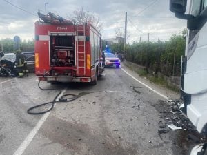 Scontro frontale tir-auto, 2 morti, un 59enne e la suocera 90enne: incidente stradale a Pagani