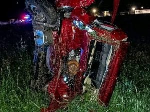 Scontro tra auto alla rotonda di Teggiano, la Panda si accartoccia, morto un uomo: la moglie è grave