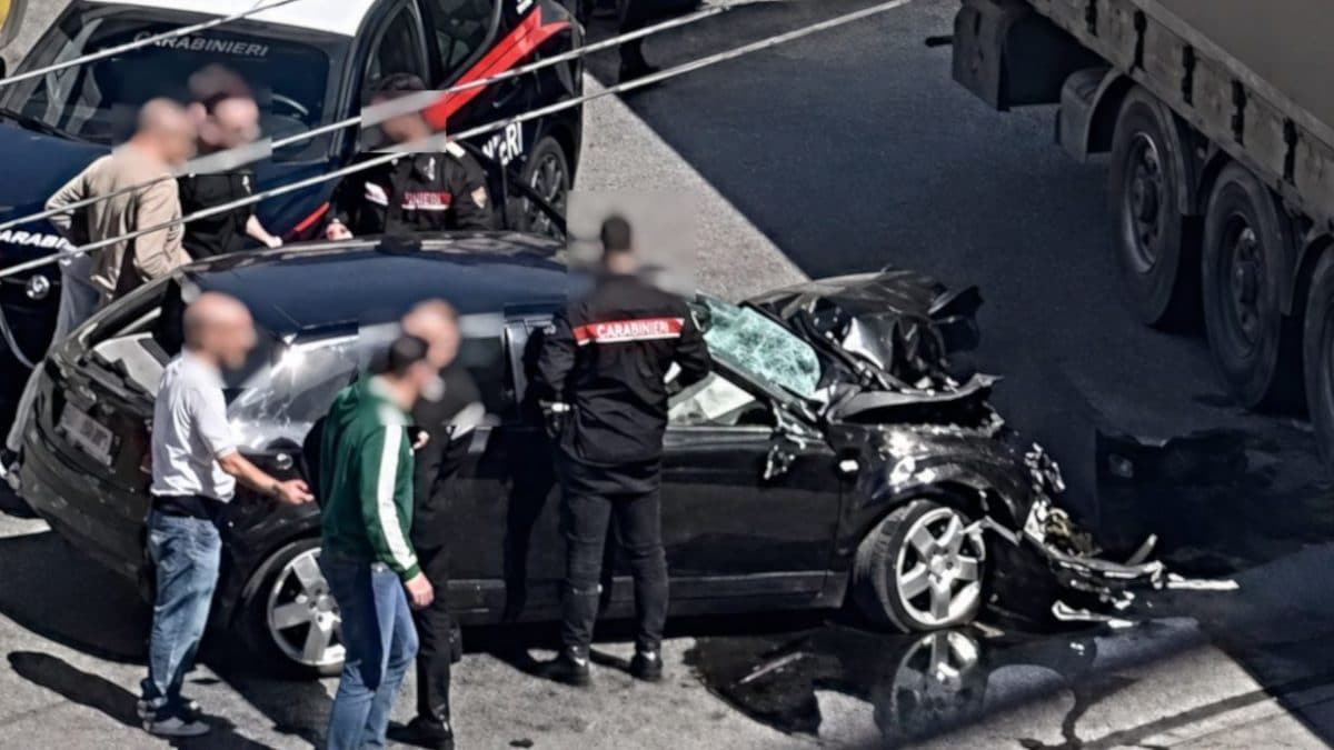La macchina schiantata contro il tir