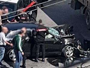 Napoli, rapina in via Gianturco e fuga dai carabinieri stile Gta: i ladri si schiantano contro un tir