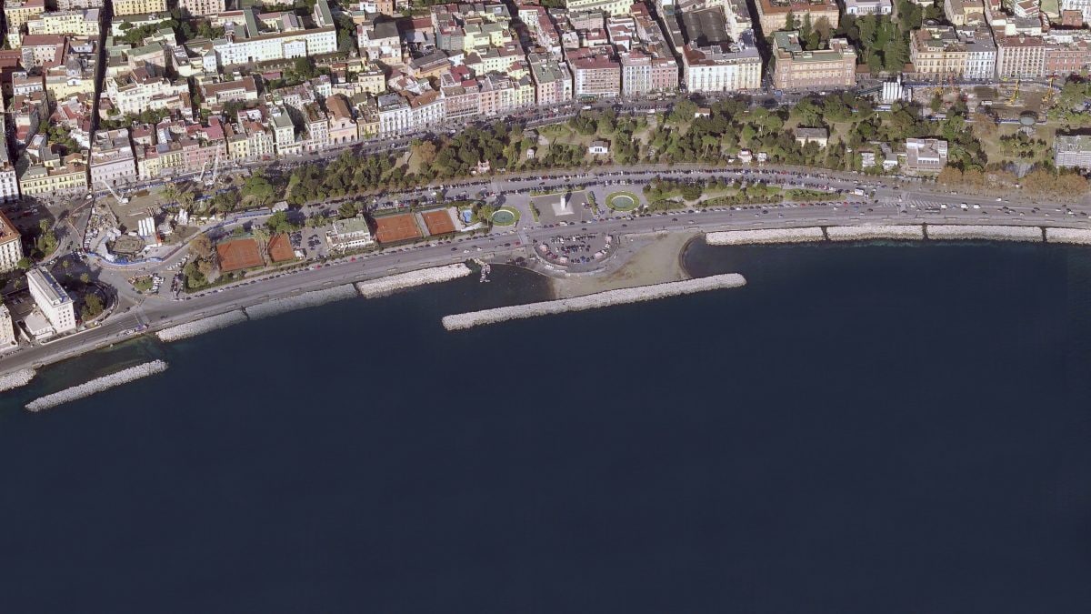 Il lungomare Caracciolo dall’alto