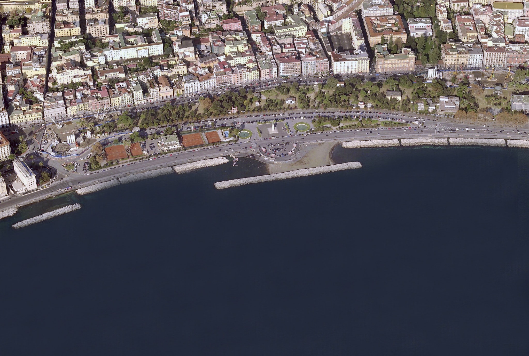 Il lungomare Caracciolo dall’alto