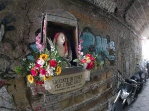 Napoli, ricostruita l’edicola della Madonna Palestinese per i bimbi vittime di guerra: era vandalizzata