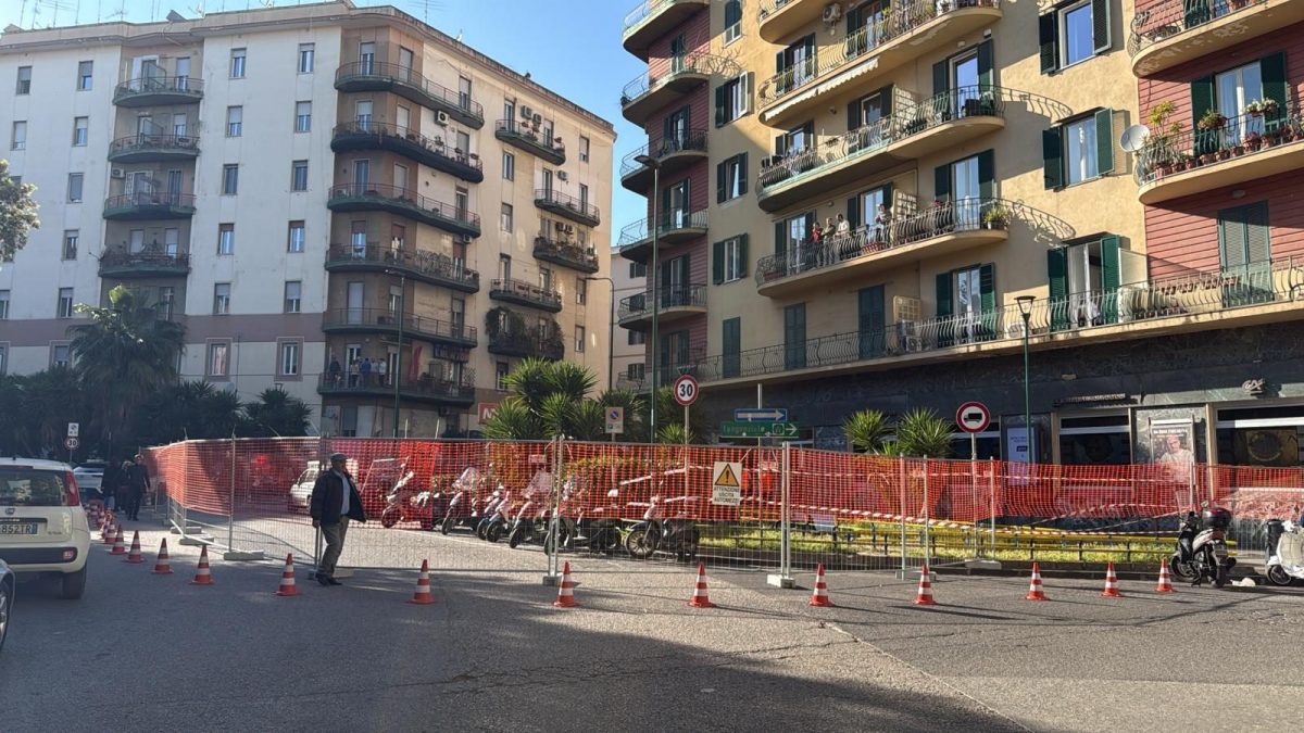 I lavori in piazza Medaglie d’Oro, davanti alla banca Credit Agricole