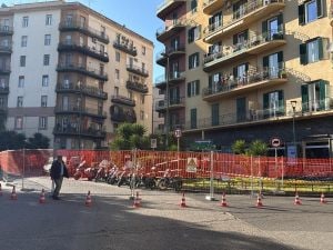 Un fiume di cemento per riempire il tunnel creato dai rapinatori della banca Crédit Agricole in piazza Medaglie d’Oro
