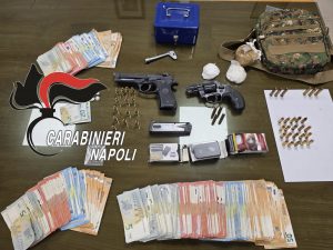 Droga e due pistole nascoste sulla cabina dell’ascensore: 38enne arrestato a Pozzuoli