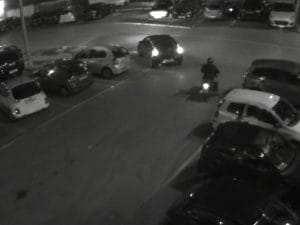 Tentata rapina nel parcheggio del Casoria Park, esploso un colpo contro un’auto