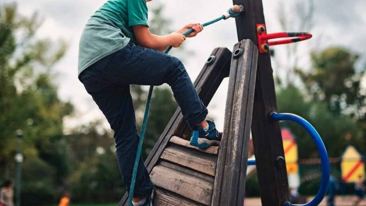Forio in ansia: uomo si masturba in parco giochi e aggredisce carabinieri