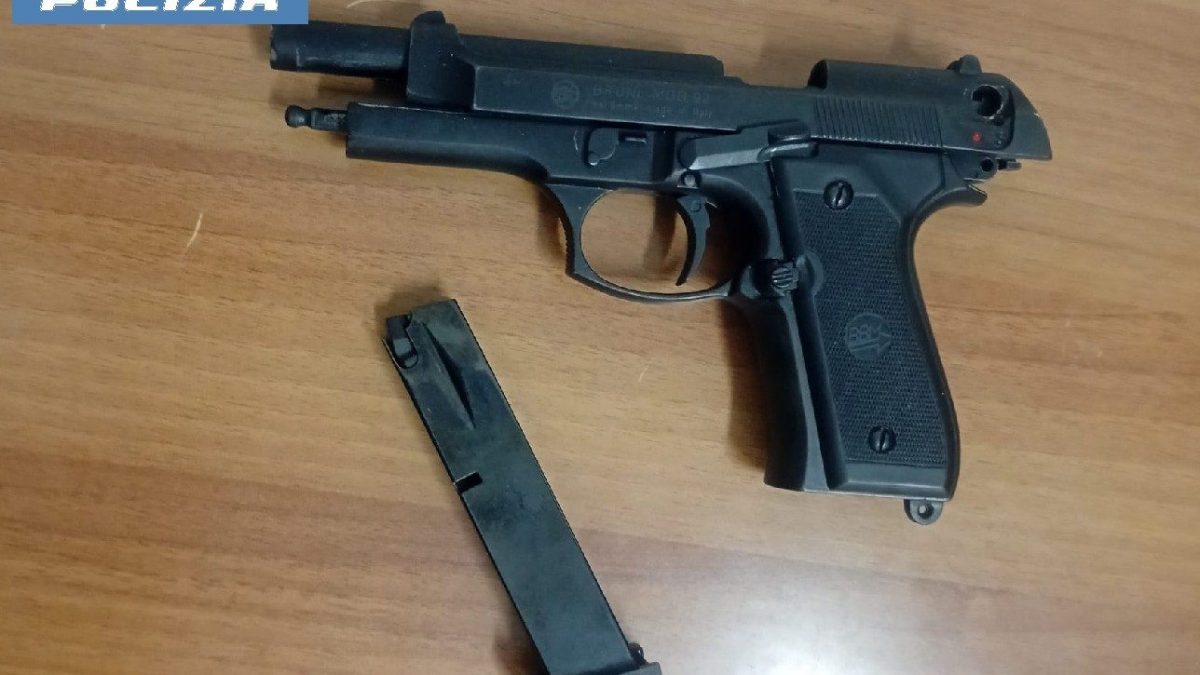 La pistola sequestrata al 16enne a San Giovanni a Teduccio, Napoli Est