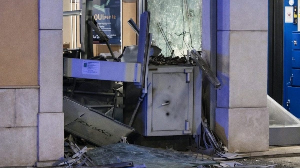 L’ingresso della banca sventrato a Polla (Salerno)