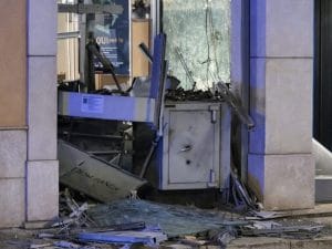 Due bombe per far esplodere il bancomat, paura nella notte nel Salernitano