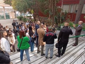 Presunti abusi in una scuola a Casavatore, genitori in protesta: allontanato un collaboratore scolastico