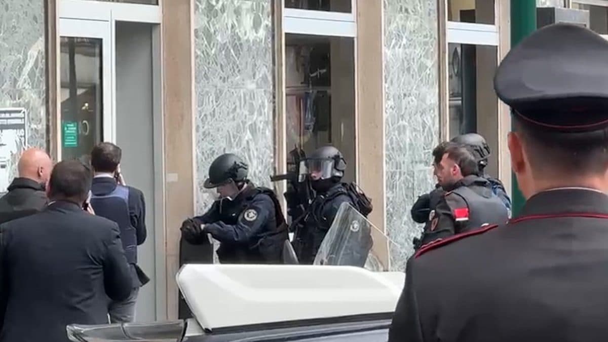 L’intervento dei carabinieri per la rapina in banca all’Arenella