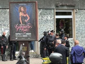 La dinamica della rapina in banca a Napoli, i banditi avevano maschere da attori: il racconto degli ostaggi