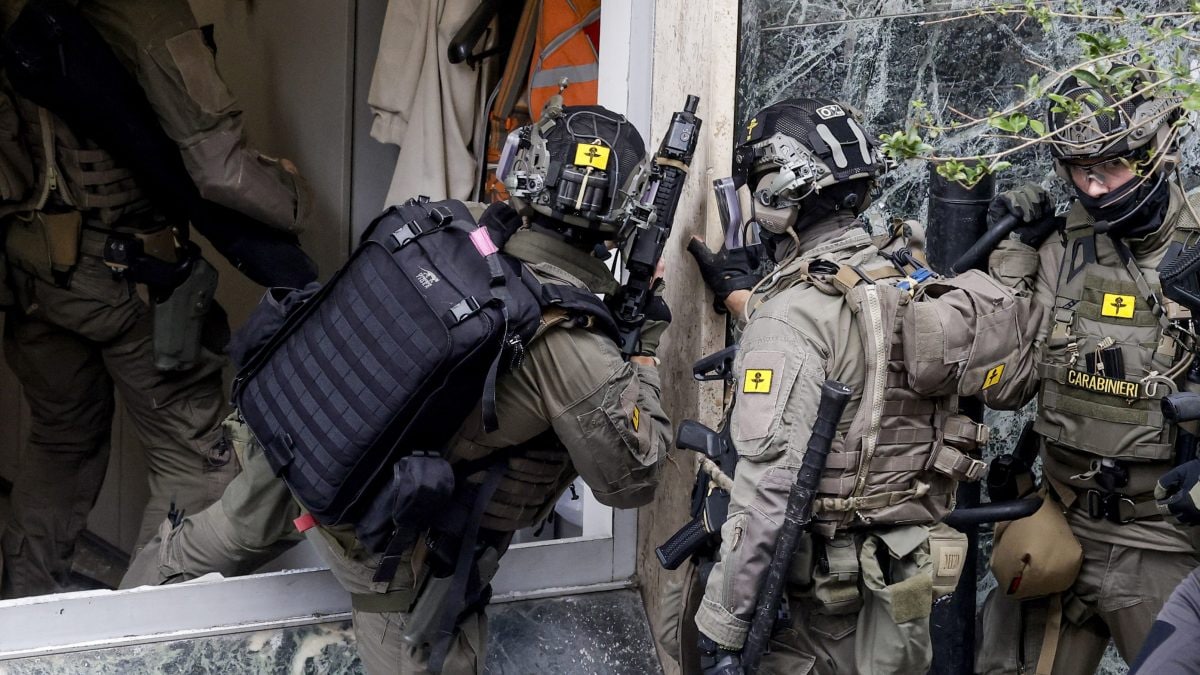 L’irruzione dei reparti speciali dei carabinieri nella banca a Napoli