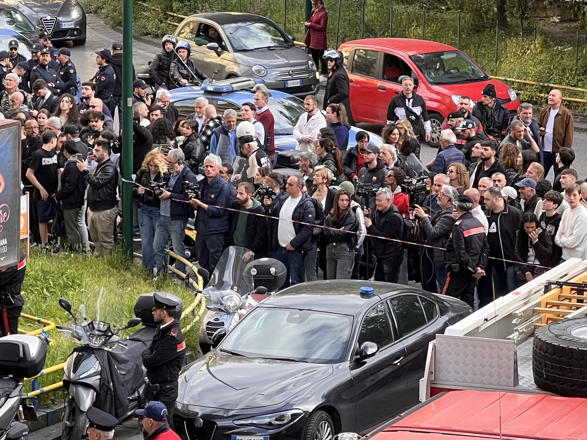 Folla in piazza Medaglie d’Oro a Napoli durante la rapina
