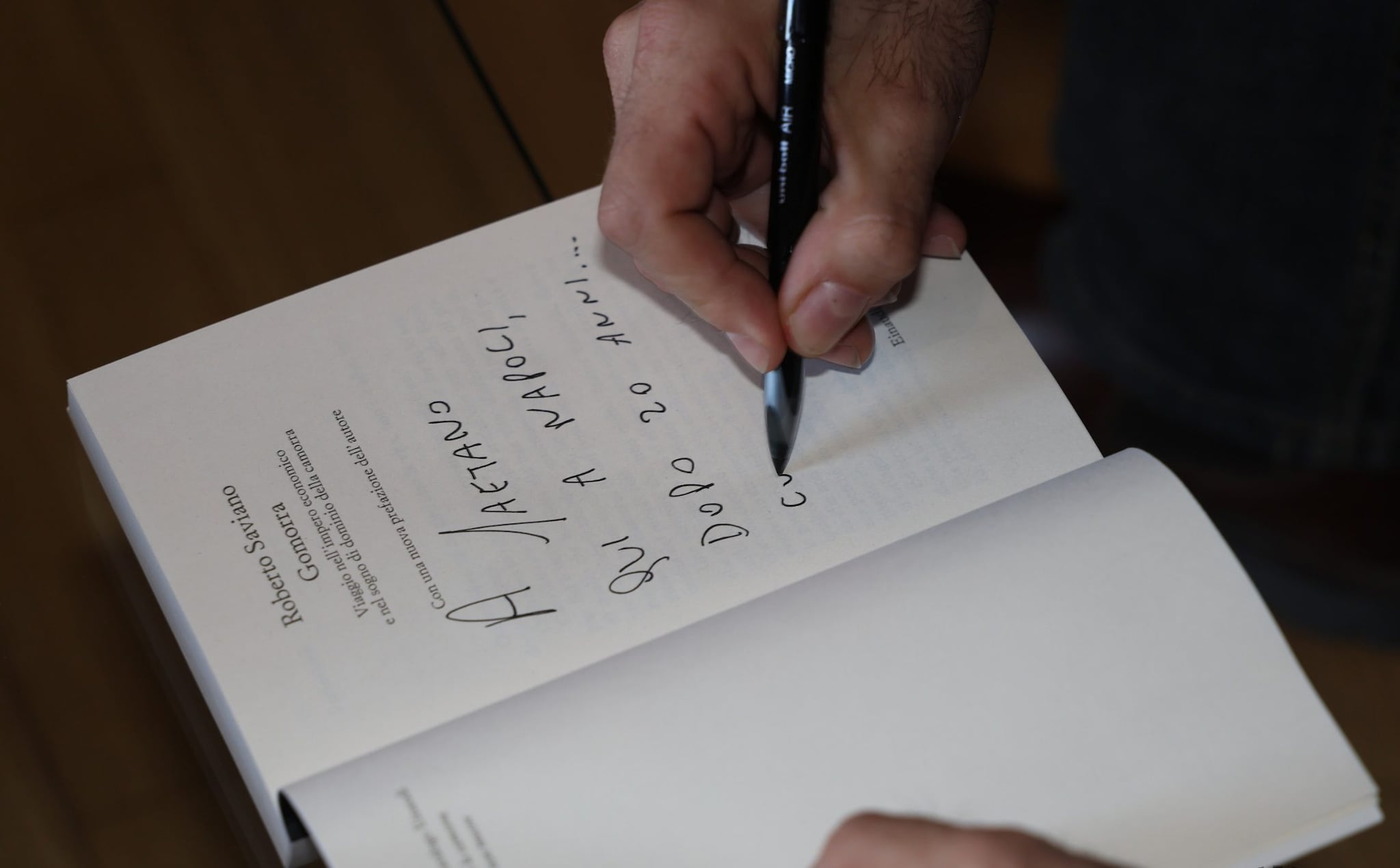 Saviano autografa una nuova copia di "Gomorra" al sindaco