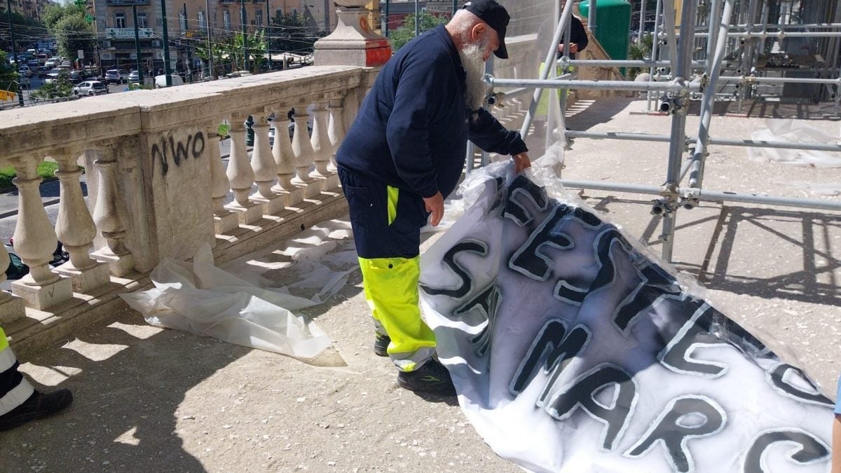 Lo striscione rimosso da Napoli Servizio