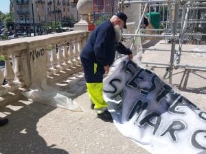 Napoli, insulto alla Liberazione: “Festeggio San Marco”: lo striscione all’Albergo dei Poveri finisce nella spazzatura