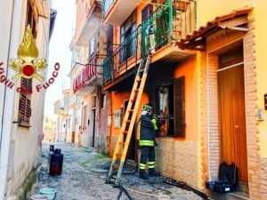 Incendio in casa a Turano (Avellino), due donne ustionate: una è gravissima. Appartamento pieno di bombole